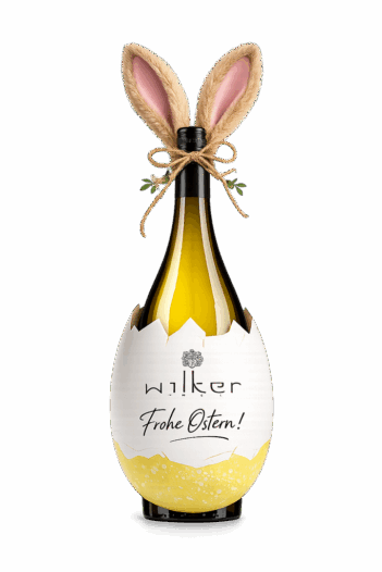 Wilker Weinflasche mit Plüschosterhasenohren am Flaschenhals und einem übergroßen aufgeschlagenen Ein um den unteren Teil der Flasche